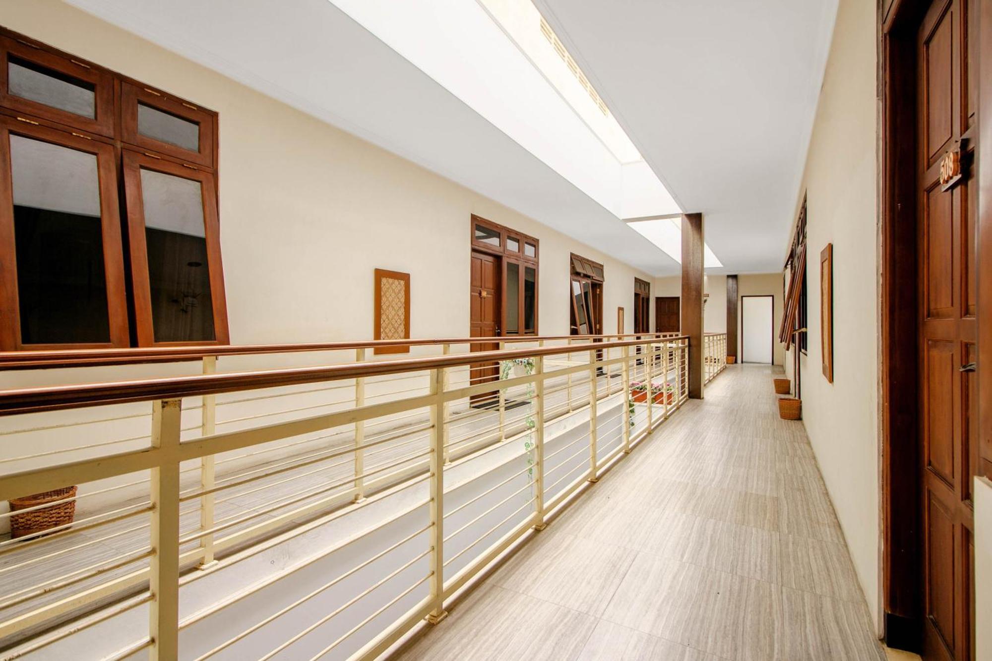 Super Oyo 250 De'Gadri Ndalem Hotel Jarakan Exterior foto