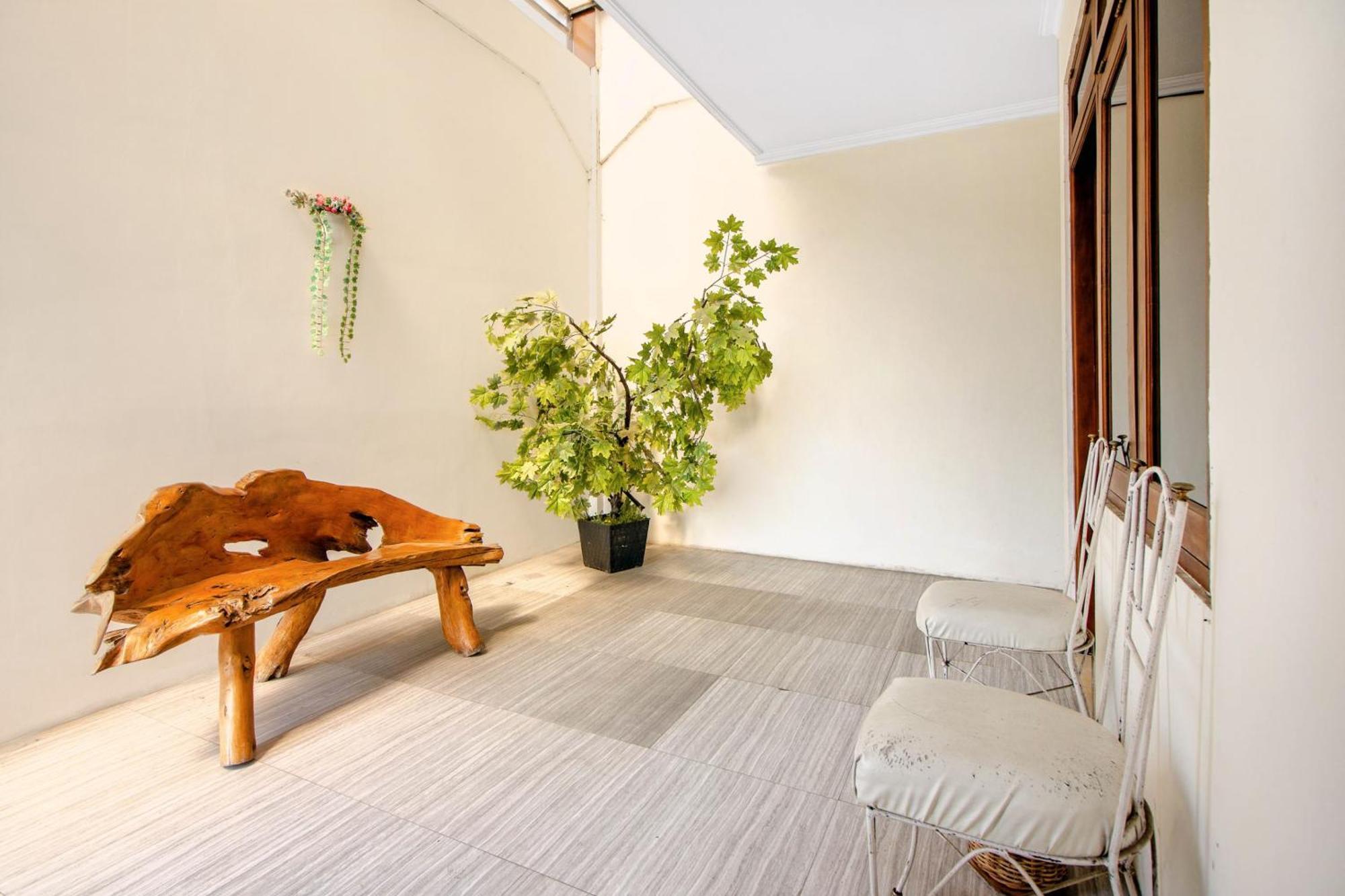 Super Oyo 250 De'Gadri Ndalem Hotel Jarakan Exterior foto